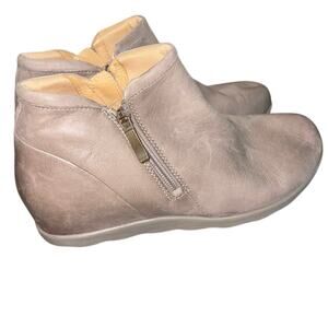 Dansko Women’s Miki Bootie taupe ankle boot (size 40)